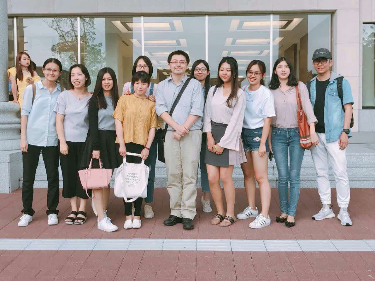 冈泽老师与学生合影